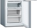 Zilverkleurige Bosch koelkast met open deur, met drie transparante diepvrieslades en een 'EasyAccess' bovenplateau.