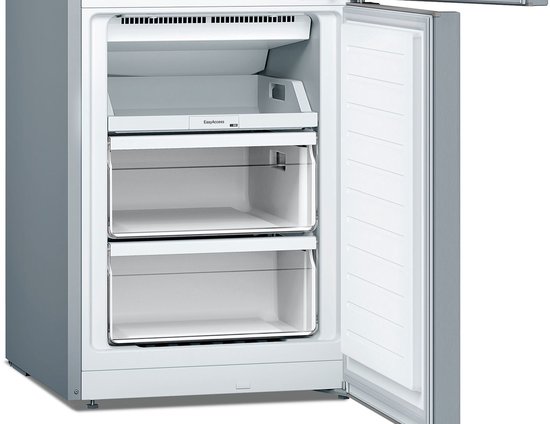 Zilverkleurige Bosch koelkast met open deur, met drie transparante diepvrieslades en een 'EasyAccess' bovenplateau.