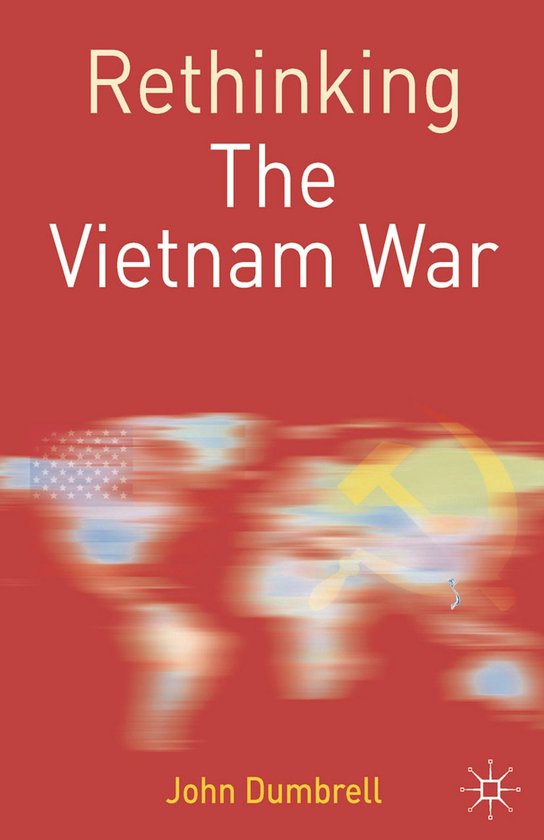 Boekhoes 'Rethinking The Vietnam War' op rode achtergrond met wereldkaart en de vlaggen van de VS en de Sovjet-Unie.