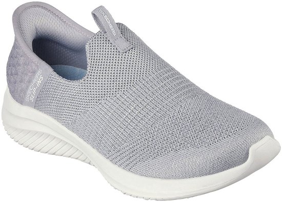 Grijze instapper sneaker met ademende stof en een zilverkleurig patroon op de hiel. Witte zool.