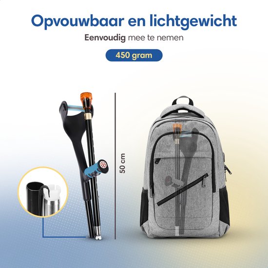 Een opgevouwen kruk van 50 cm lang ligt naast een grijze rugzak. De kruk heeft een blauwe manchet en oranje dop.