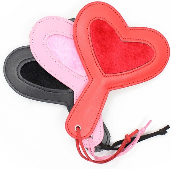 Drie hartvormige paddles in rood, roze en zwart, elk met een harig middenstuk en een bijpassend lederen handvat.