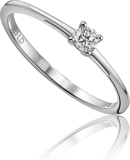 Effen witte achtergrond met een 14 karaat witgouden ring met een enkele diamanten zetting. "585 LD" is zichtbaar.