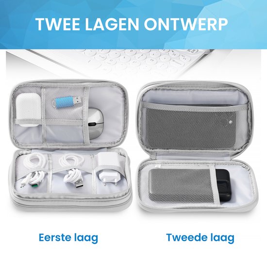 Grijze kabelorganizer tas open met twee lagen: bovenste laag met vakjes, onderste laag met kabels en telefoon.