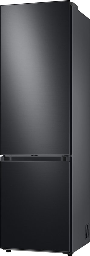 Zwarte koel-vriescombinatie van Samsung, met een matte afwerking en strak design. De koelkastdeuren zijn glad, met een subtiele horizontale lijn die de twee compartimenten scheidt. Zijaanzicht.