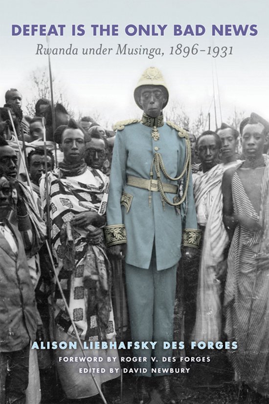 Couverture de livre : Defeat Is the Only Bad News, montrant le Mwami Musinga en uniforme entouré de dignitaires rwandais.