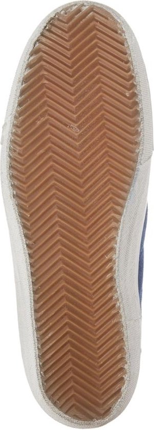 Witte zool met een visgraatprofiel van een blauwe sneaker.