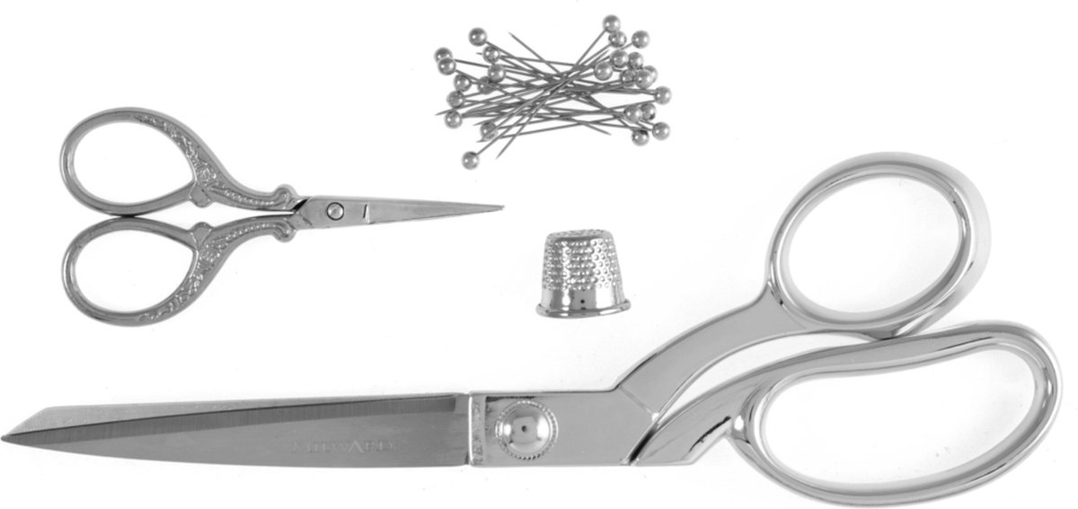 Schaar: Geschenkset: Dressmaking (21,5cm) en Embroidery (9,5cm), Vingerhoed & Spelden: Zilver