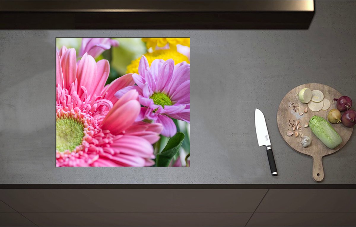 Inductieplaat Beschermer - Close-up van Gekleurde Roze Bloemen - 57x55 cm - 2 mm Dik - Inductie Beschermer - Bescherming Inductiekookplaat - Kookplaat Beschermer van Zwart Vinyl