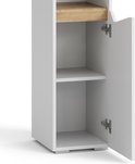 Close-up van een open witte badkamerkast met houten planken en scharnierende deur.