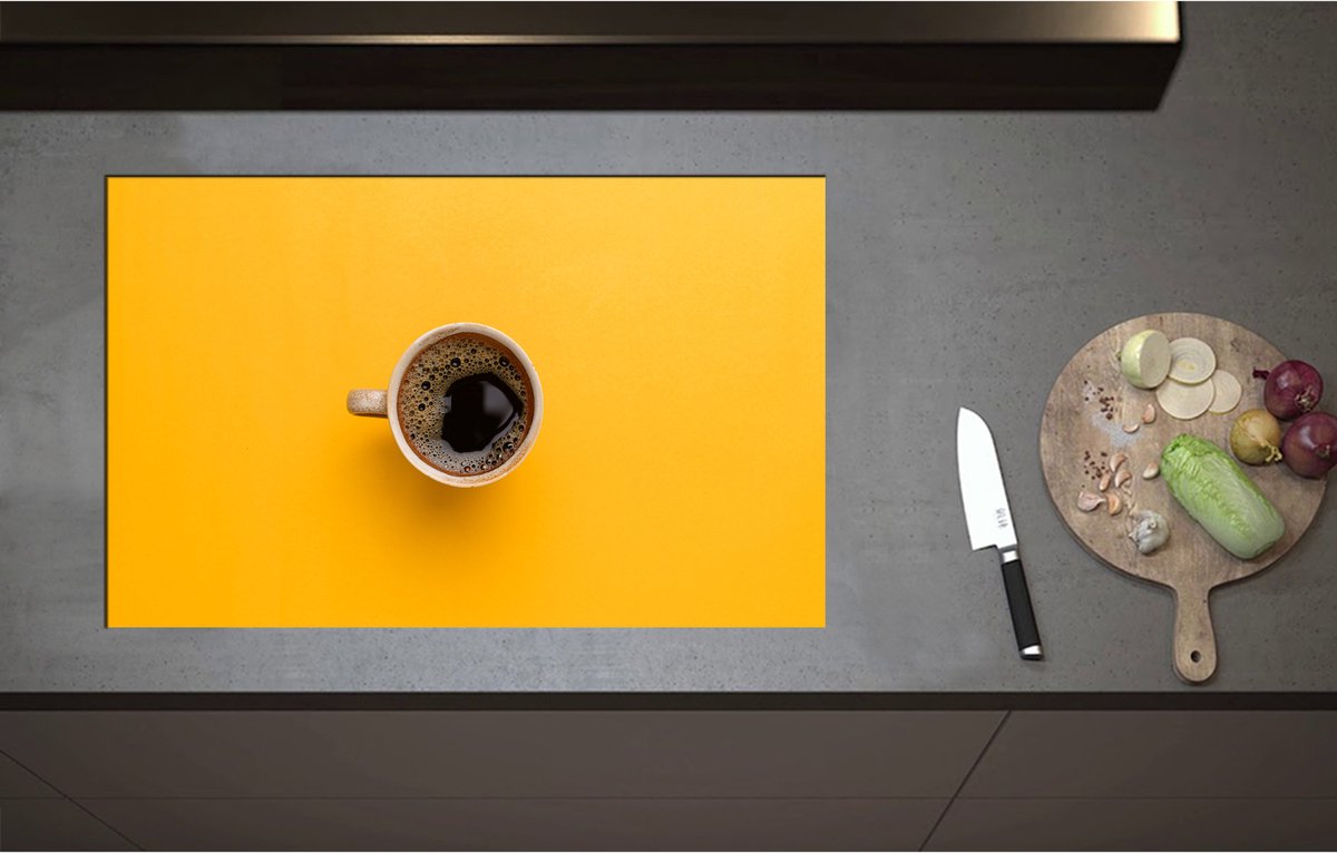 Inductieplaat Beschermer - Bovenaanzicht van Verse Kop Koffie op Okergele Ondergrond - 85x51 cm - 2 mm Dik - Inductie Beschermer - Bescherming Inductiekookplaat - Kookplaat Beschermer van Zwart Vinyl