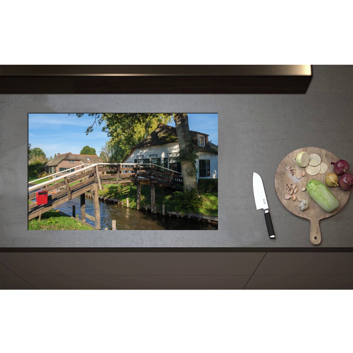 Inductieplaat Beschermer - Bruggetje over Sloot naar Nederlandse Woning - 80x50 cm - 2 mm Dik - Inductie Beschermer - Bescherming Inductiekookplaat - Kookplaat Beschermer van Zwart Vinyl