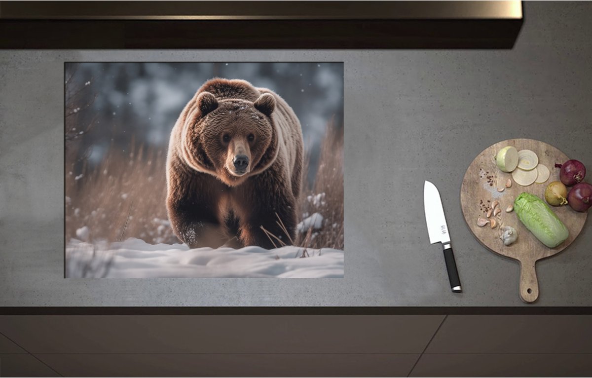 Inductieplaat Beschermer - Bruine beer loopt door de natuur in de sneeuw - 71x55 cm - 2 mm Dik - Inductie Beschermer - Bescherming Inductiekookplaat - Kookplaat Beschermer van Zwart Vinyl