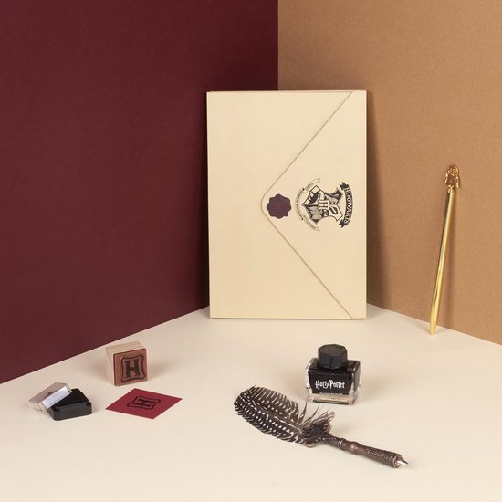 Harry Potter kalligrafie set: veerpen, gouden pen met uil, inkt, stempel en notitieboek met waxzegel.