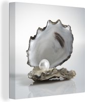 Canvas Schilderij Parel in een oester op een witte achtergrond - 20x20 cm - Wanddecoratie