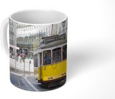 Mok - Een gele tram met een kabelbaan rijdt door Lissabon - 350 ML - Beker