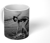 Mok - Vintage beeld van een vrouw op het strand in zwart-wit - 350 ML - Beker