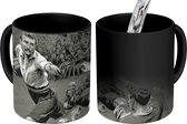 Magische Mok - Foto op Warmte Mok - Een historische tekening van een rugby wedstrijd - 350 ML