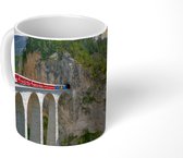 Mok - Koffiemok - Een rood gekleurde trein in de bergen - Mokken - 350 ML - Beker - Koffiemokken - Theemok