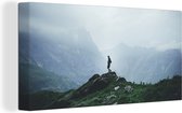 Canvas Schilderij Eenzame wandelaar in de Zwitserse Alpen - 40x20 cm - Wanddecoratie