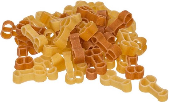 Gekleurde fallusvormige pasta, naturel en bruin, op een witte achtergrond.