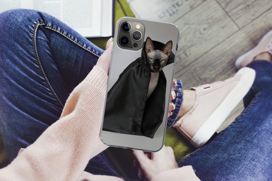 Telefoonhoesje Geschikt voor iPhone 12 Pro Max hoesje - Kat - Cape - Zwart - Siliconen Telefoonhoesje Telefoonhoesje