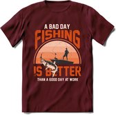 A Bad Day Fishing - Vissen T-Shirt | Oranje | Grappig Verjaardag Vis Hobby Cadeau Shirt | Dames - Heren - Unisex | Tshirt Hengelsport Kleding Kado - Burgundy - M