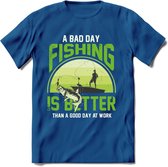 A Bad Day Fishing - Vissen T-Shirt | Groen | Grappig Verjaardag Vis Hobby Cadeau Shirt | Dames - Heren - Unisex | Tshirt Hengelsport Kleding Kado - Donker Blauw - XXL