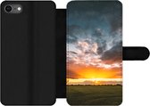 Bookcase Geschikt voor iPhone SE 2020 telefoonhoesje - Zonsondergang boven een weiland in Nederland - Met vakjes - Wallet case met magneetsluiting