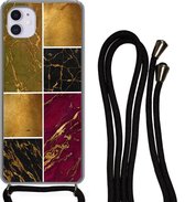 Hoesje met koord Geschikt voor iPhone 12 - Marmer print - Goud - Zwart - Roze - Siliconen - Crossbody - Backcover met Koord - Telefoonhoesje met koord - Hoesje met touw