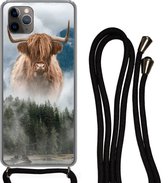 Hoesje met koord Geschikt voor iPhone 11 Pro Max - Schotse hooglander - Koeien - Mist - Siliconen - Crossbody - Backcover met Koord - Telefoonhoesje met koord - Hoesje met touw