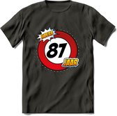 87 Jaar Hoera Verkeersbord T-Shirt | Grappig Verjaardag Cadeau | Dames - Heren | - Donker Grijs - L