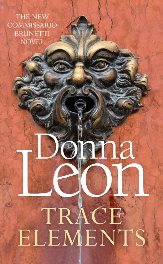 Couverture du livre "Trace Elements" de Donna Leon. Une tête de lion en bronze d'une fontaine crache de l'eau sur un fond de marbre.