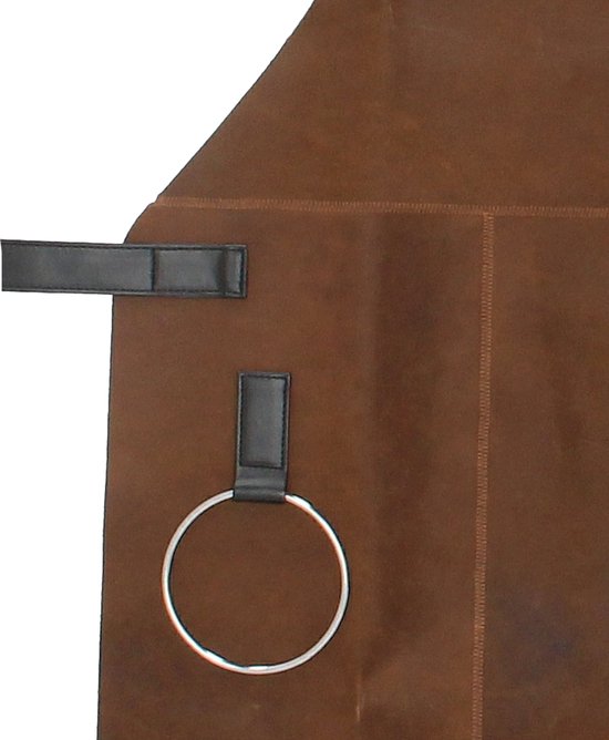 Detail van een bruin leren BBQ-schort met leren lussen en een metalen ring.