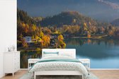 Papier peint photo en vinyle - Lac de Bled en Slovénie à l'automne largeur 450 cm x hauteur 300 cm - Tirage photo sur papier peint (disponible en 7 tailles)