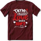 Time Passes Love Does Not - Valentijn T-Shirt | Grappig Valentijnsdag Cadeautje voor Hem en Haar | Dames - Heren - Unisex | Kleding Cadeau | - Burgundy - XXL