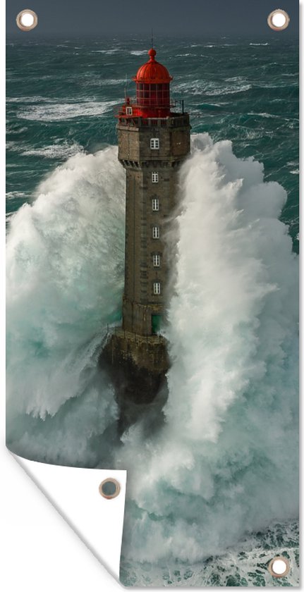 Tuinposter De Franse Vuurtoren van la Jument in een krachtige storm - 40x80 cm - Wanddecoratie Buiten - Tuinposter - Tuindoek - Schuttingposter - Tuinschilderij