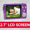 Paarse digitale camera met 2,7-inch LCD-scherm, waarop een vrouw in het gras ligt.