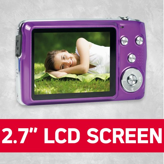 Paarse digitale camera met 2,7-inch LCD-scherm, waarop een vrouw in het gras ligt.
