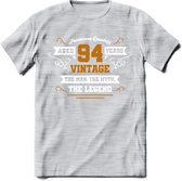 94 Jaar Legend T-Shirt | Goud - Wit | Grappig Verjaardag en Feest Cadeau Shirt | Dames - Heren - Unisex | Tshirt Kleding Kado | - Licht Grijs - Gemaleerd - S