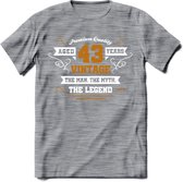 43 Jaar Legend T-Shirt | Goud - Wit | Grappig Verjaardag en Feest Cadeau Shirt | Dames - Heren - Unisex | Tshirt Kleding Kado | - Donker Grijs - Gemaleerd - 3XL