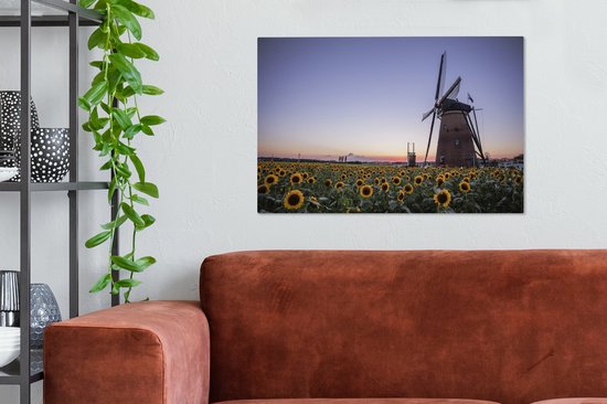 Peinture sur toile Vieux moulin à vent se dresse dans un champ avec toutes sortes de tournesols - 60x40 cm - Décoration murale