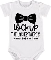 Baby Rompertje met tekst 'Lock up the ladies, ther is a new baby in town' | Korte mouw l | wit zwart | maat 62/68 | cadeau | Kraamcadeau | Kraamkado