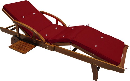 Houten ligbed met rood kussen, met bijzettafeltje uitklapbaar aan de zijkant.