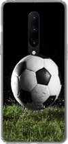 Geschikt voor OnePlus 7 Pro hoesje - Voetbal in het gras - Siliconen Telefoonhoesje