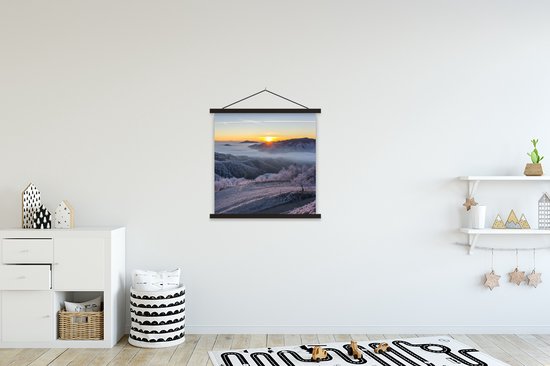 Porte-affiche avec affiche - Affiche scolaire - Hiver - Montagnes - Soleil - Soirée - 60x60 cm - Lattes noires