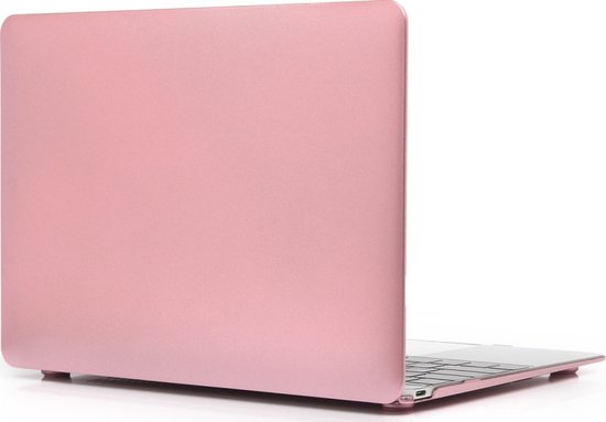 Une housse d'ordinateur portable or rose sur un ordinateur portable partiellement ouvert, clavier visible.