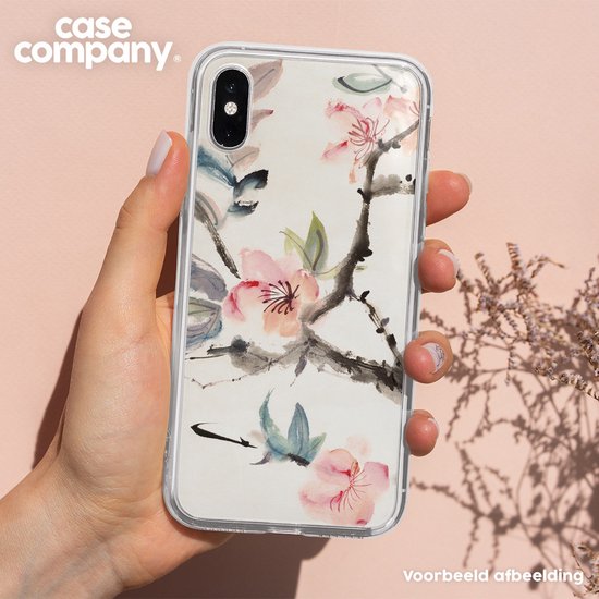 Hand houdt een smartphone vast met een doorzichtige hoes met Japanse bloemenprint.