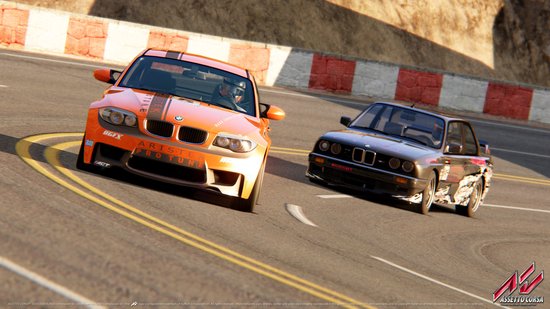 Oranje BMW met nummer '12' op de deur, racet op een bochtig circuit.