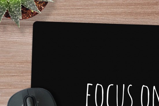 Muismat XXL 60x60 cm - Bureau onderlegger - Bureau mat Engelse quote "Focus on the good" met een hartje tegen een zwarte achtergrond - Bureaumat - Gaming mousepad xl - Bureaulegger groot - Computer deskmat